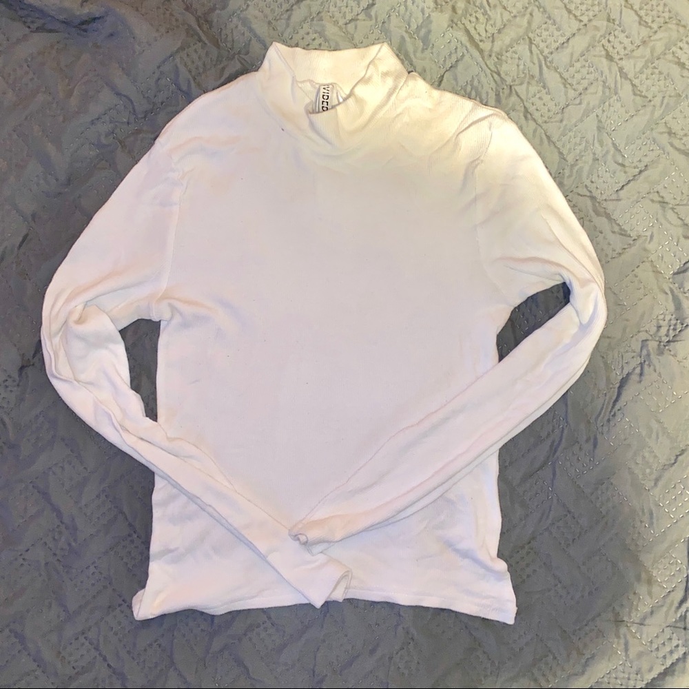 H&M Divided Fitted Long Sleeve Turtleneck sweatshirt in a Kids (Girls) Medium